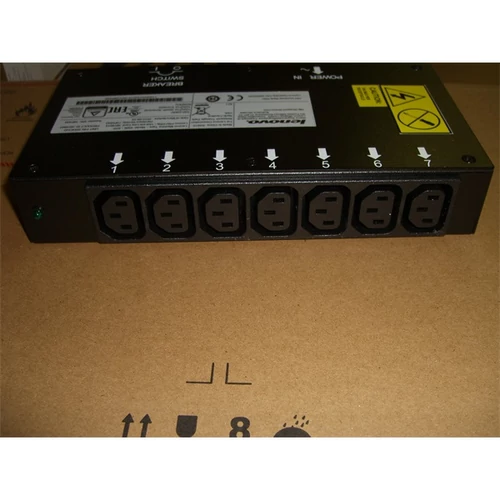 LENOVO szerver PDU - DPI Universal Rack,7db C13-as aljzat a szerverek felé (16A/db)